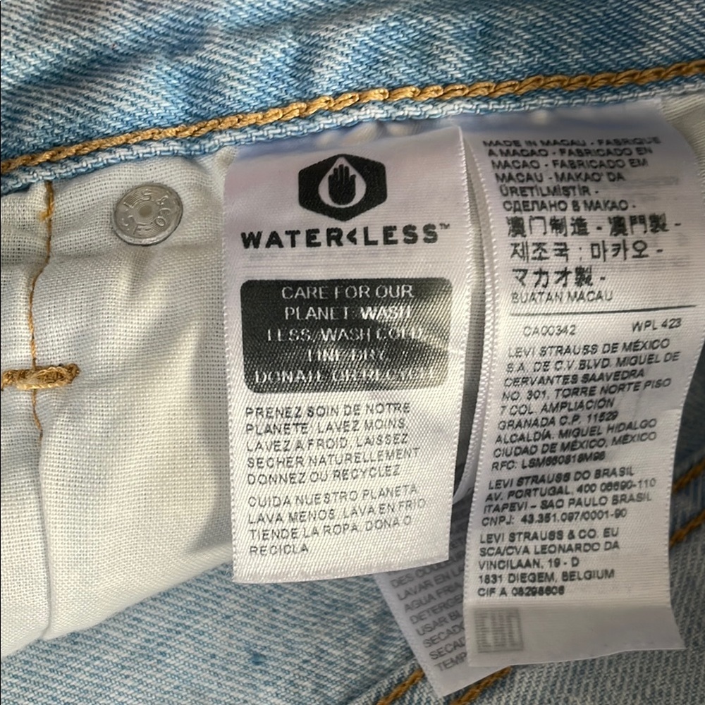 NWT Levi's Women's 501 Light Wash Distressed Denim Shorts - Picture 6 of 8